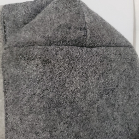 Stylish Gray Tote Bag with Spacious Design - Picture 13 of 16